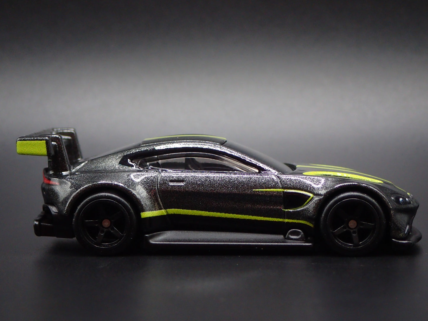 ASTON MARTIN VANTAGE GTE RACING RACE TEAM 1/64 SCALE DIORAMA DIECAST MODEL CAR