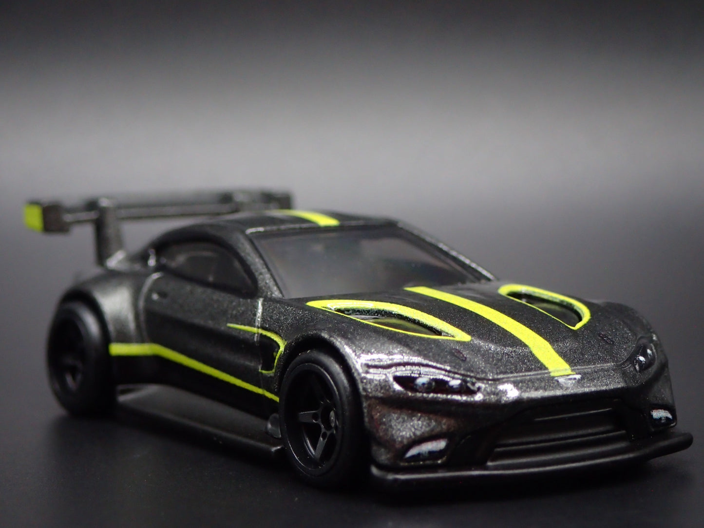 ASTON MARTIN VANTAGE GTE RACING RACE TEAM 1/64 SCALE DIORAMA DIECAST MODEL CAR