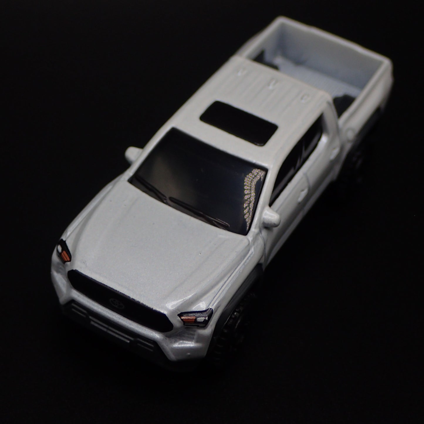 2024-2025 TOYOTA TACOMA PICKUP TRUCK WHITE 1:64 SCALE DIORAMA DIECAST MODEL CAR
