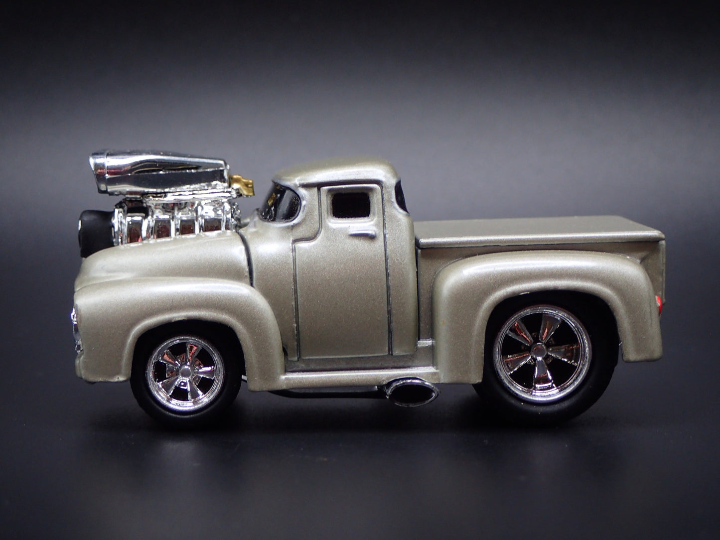 1956 56 FORD F100 PICKUP TRUCK 1:64 SCALE COLLECTIBLE DIORAMA DIECAST MODEL CAR