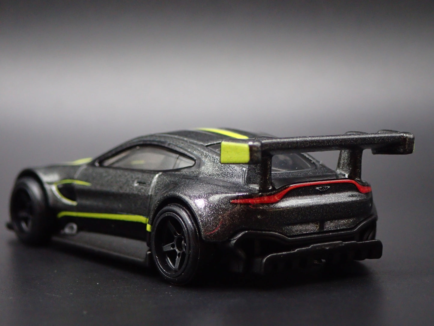 ASTON MARTIN VANTAGE GTE RACING RACE TEAM 1/64 SCALE DIORAMA DIECAST MODEL CAR