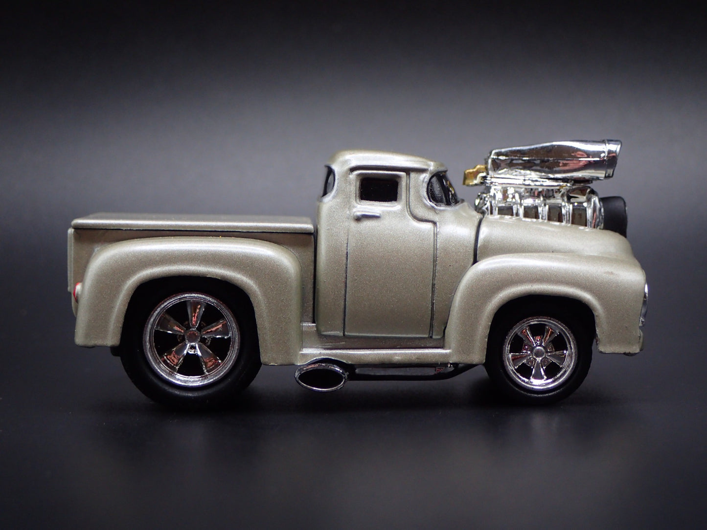 1956 56 FORD F100 PICKUP TRUCK 1:64 SCALE COLLECTIBLE DIORAMA DIECAST MODEL CAR