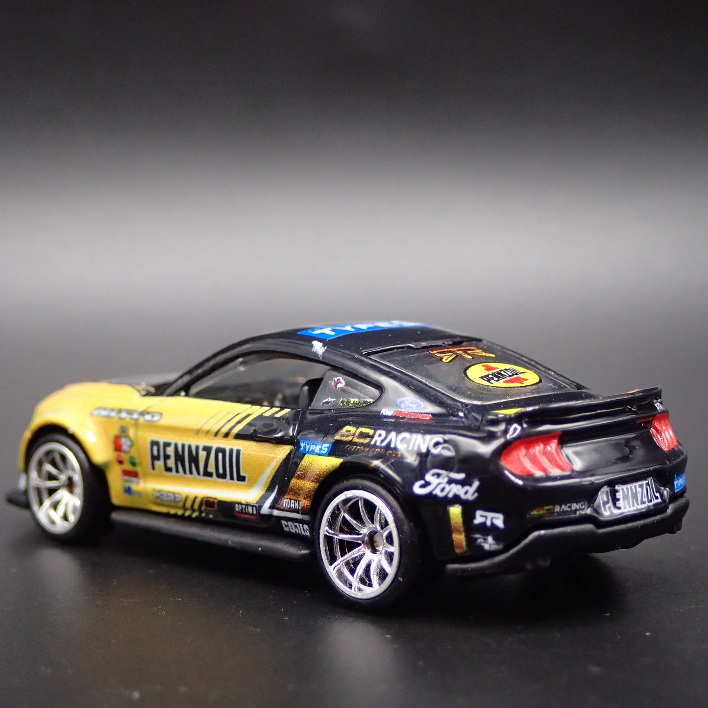 2015-2023 FORD MUSTANG RTR SPEC 5 PENNZOIL 1/64 SCALE DIORAMA DIECAST MODEL CAR