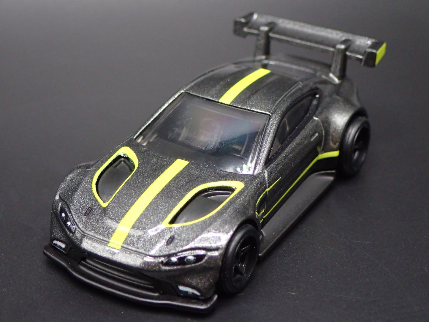 ASTON MARTIN VANTAGE GTE RACING RACE TEAM 1/64 SCALE DIORAMA DIECAST MODEL CAR