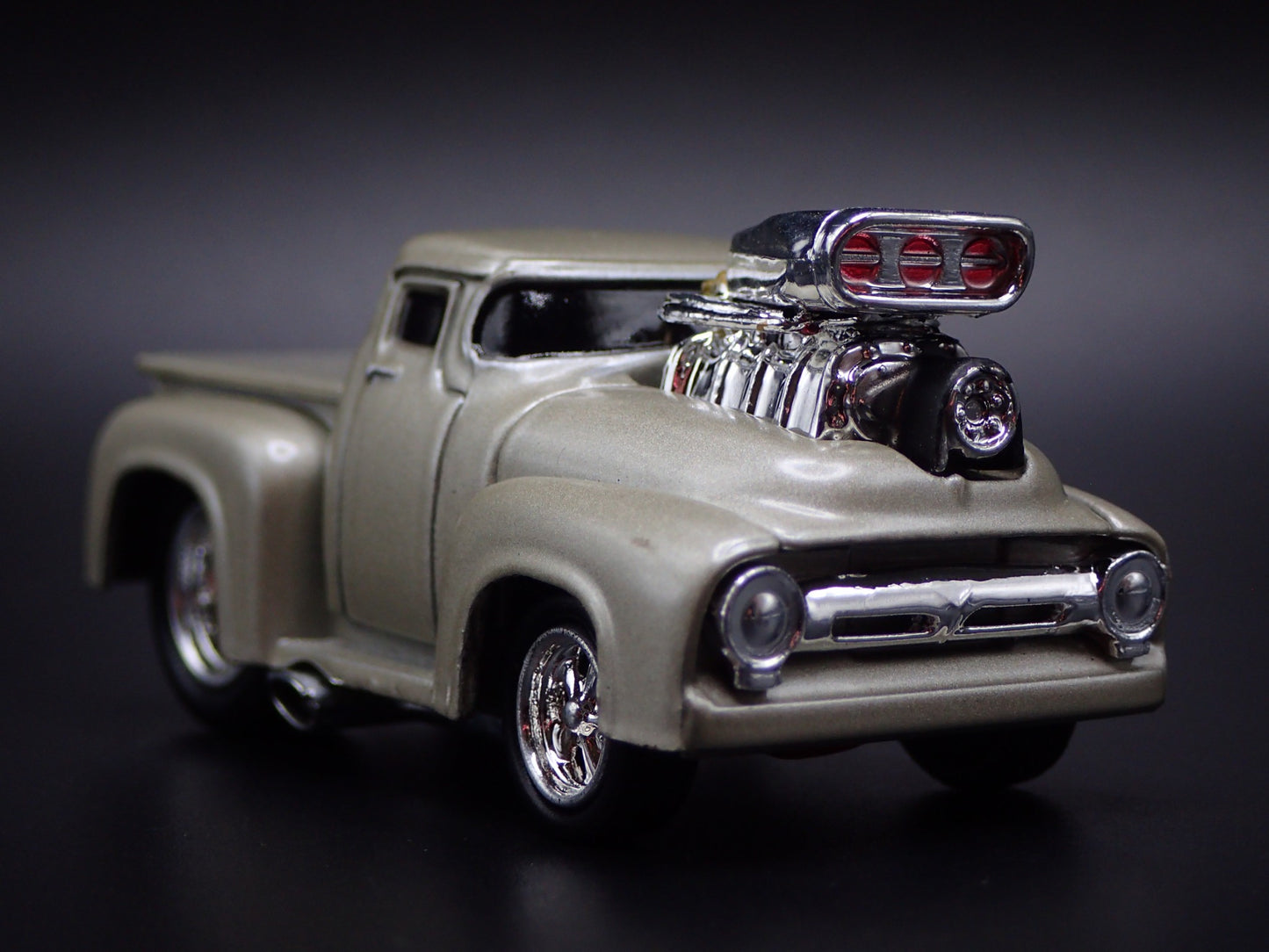 1956 56 FORD F100 PICKUP TRUCK 1:64 SCALE COLLECTIBLE DIORAMA DIECAST MODEL CAR