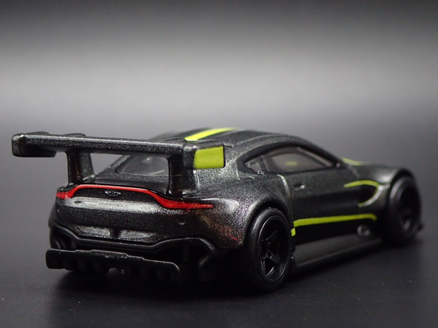 ASTON MARTIN VANTAGE GTE RACING RACE TEAM 1/64 SCALE DIORAMA DIECAST MODEL CAR