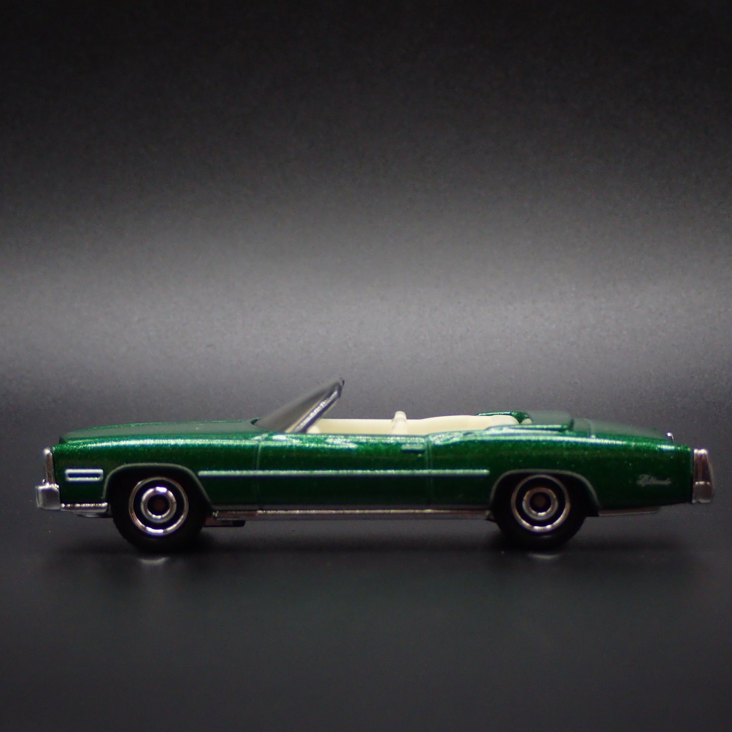 1975 75 CADDY CADILLAC ELDORADO CONVERTIBLE 1:64 SCALE DIORAMA DIECAST MODEL CAR