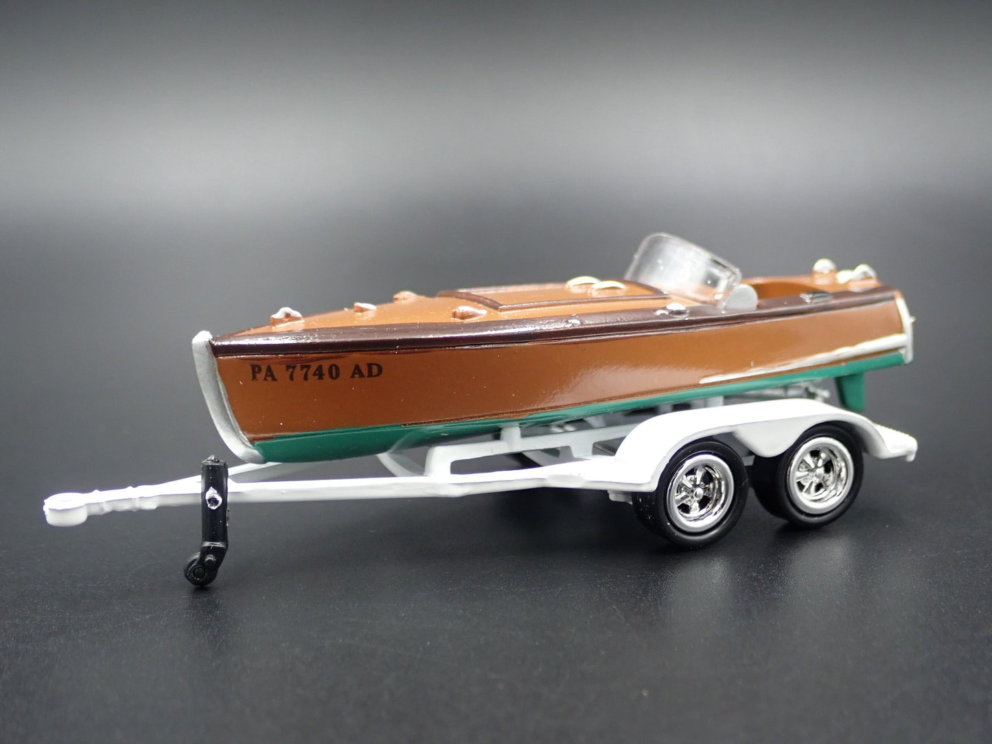 VINTAGE WOODEN SPEEDSTER BOAT ON TRAILER RARE 1/64 SCALE DIORAMA PROP MODEL BOAT