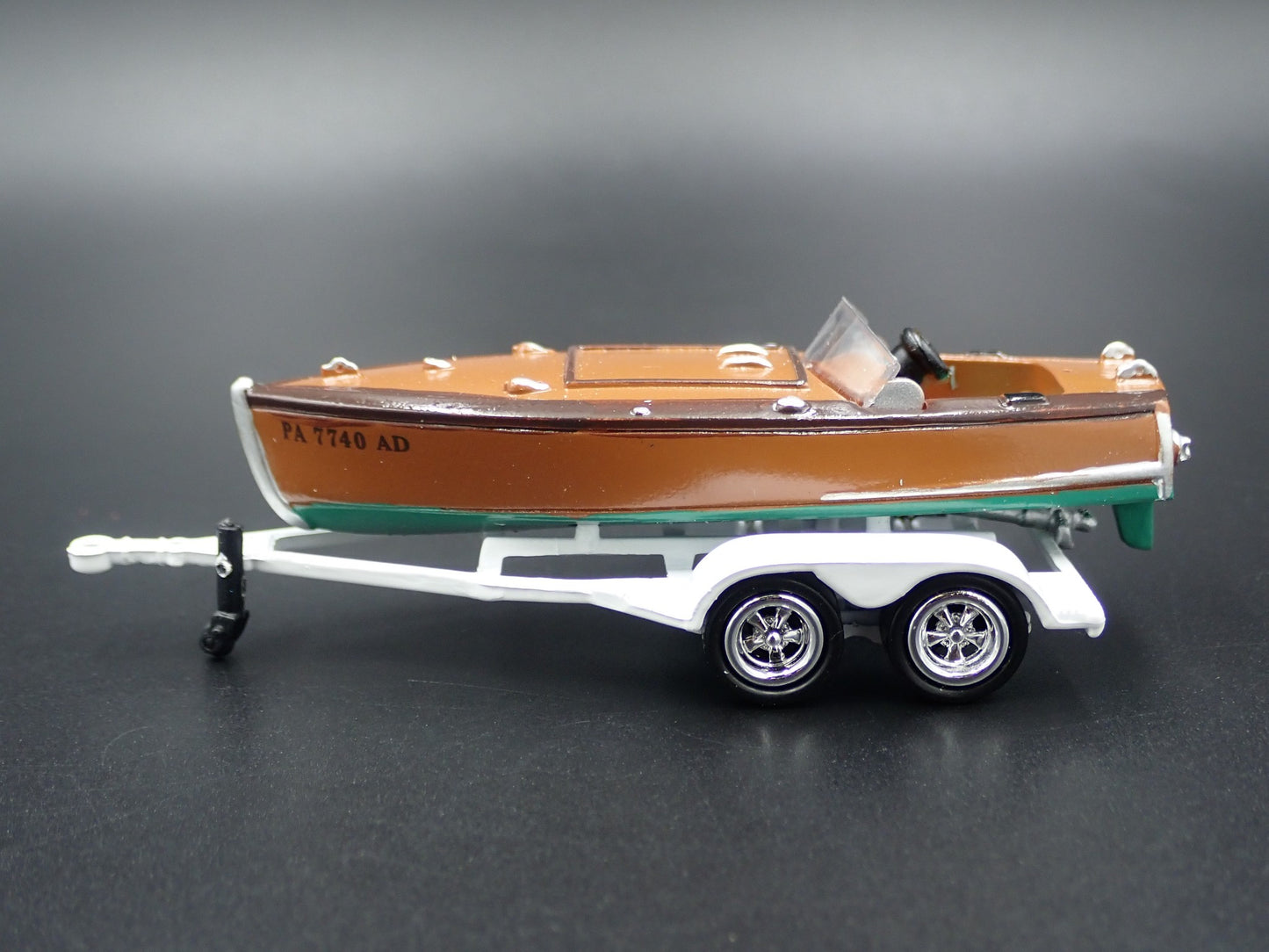 VINTAGE WOODEN SPEEDSTER BOAT ON TRAILER RARE 1/64 SCALE DIORAMA PROP MODEL BOAT