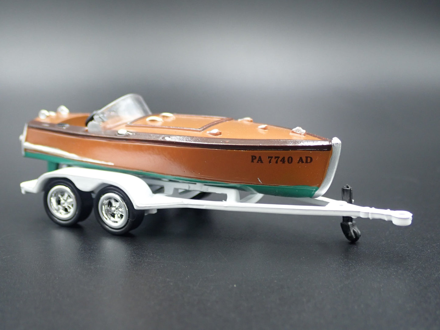 VINTAGE WOODEN SPEEDSTER BOAT ON TRAILER RARE 1/64 SCALE DIORAMA PROP MODEL BOAT
