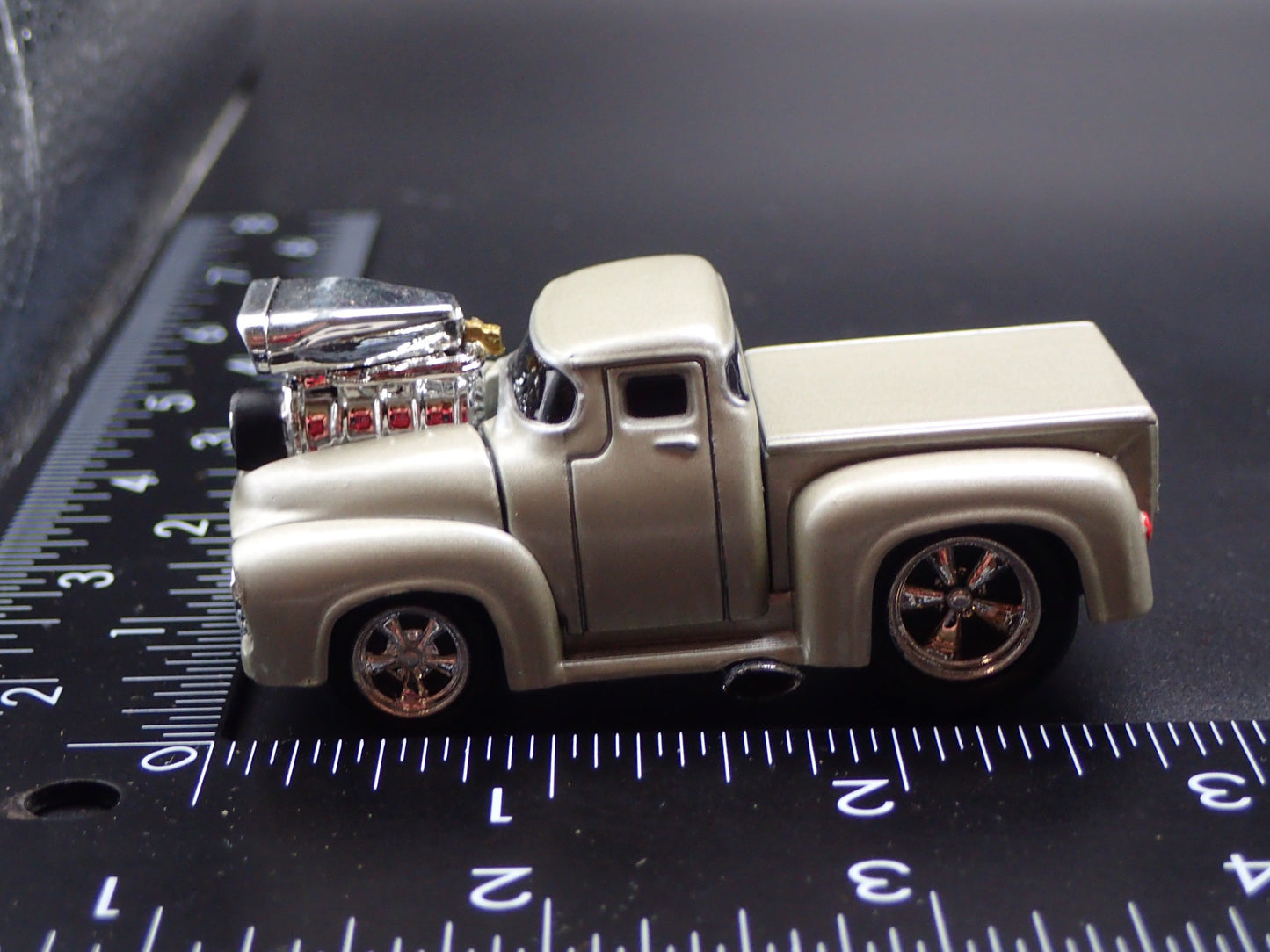 1956 56 FORD F100 PICKUP TRUCK 1:64 SCALE COLLECTIBLE DIORAMA DIECAST MODEL CAR