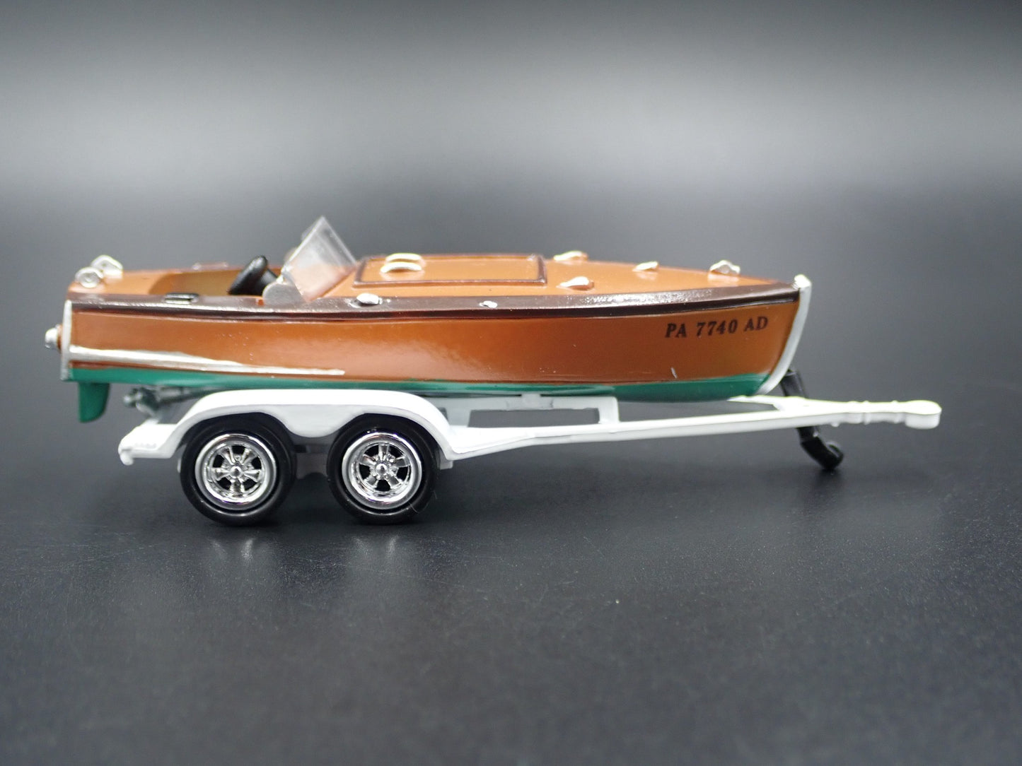 VINTAGE WOODEN SPEEDSTER BOAT ON TRAILER RARE 1/64 SCALE DIORAMA PROP MODEL BOAT