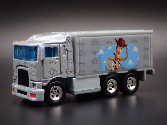 BOX DELIVERY TRUCK HIWAY HAULER WOODY 1:64 SCALE DIORAMA DIECAST MODEL CAR