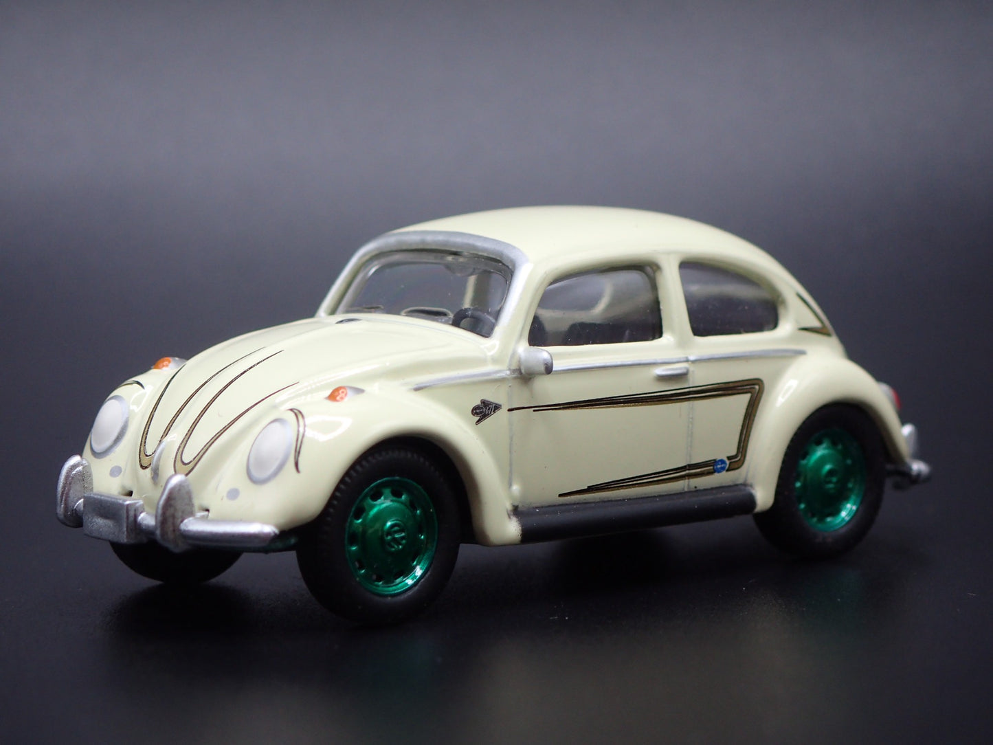 1960-1967 VW VOLKSWAGEN BEETLE BUG CREAM GREEN MACHINE 1:64 DIECAST MODEL CAR