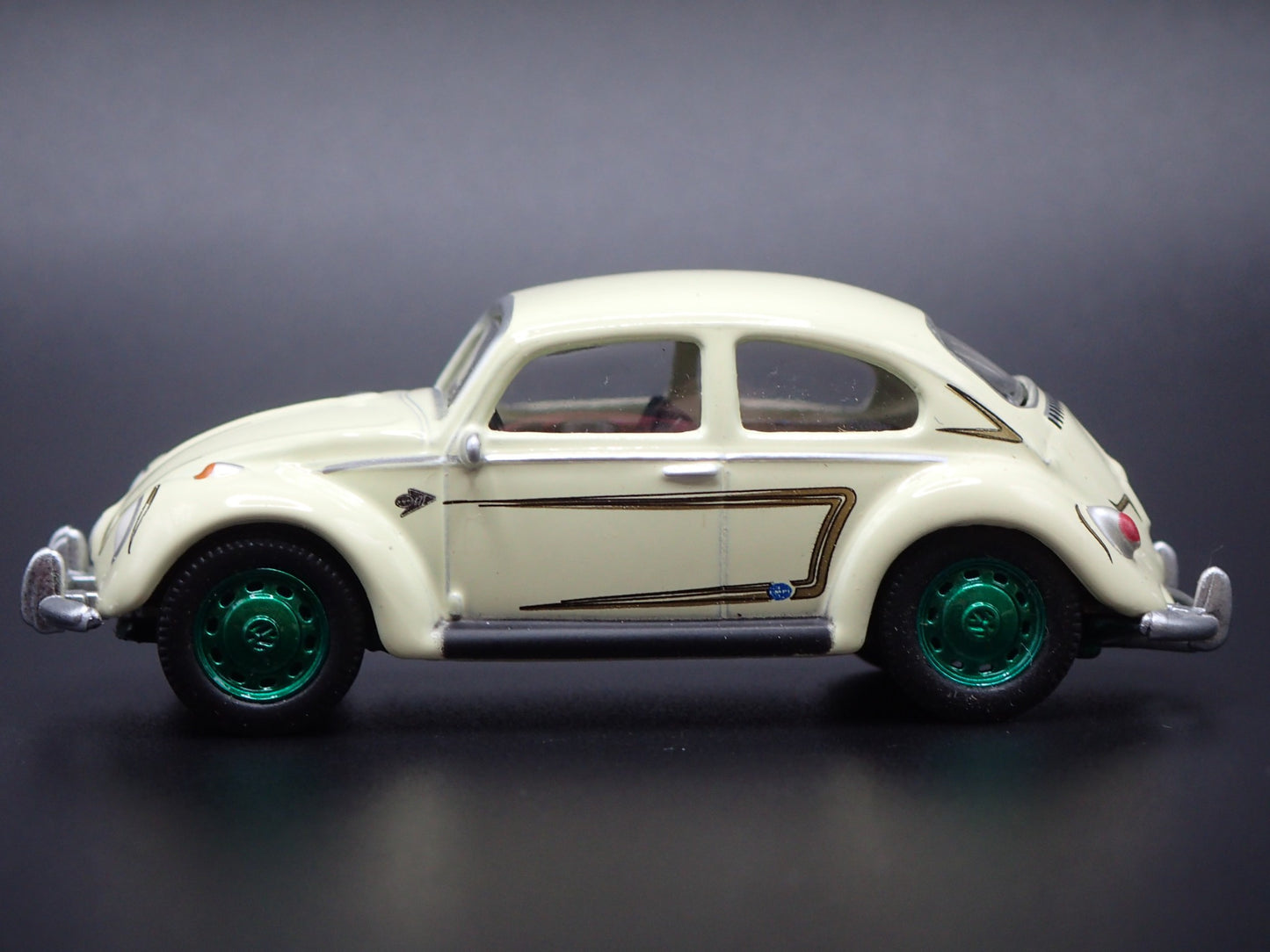 1960-1967 VW VOLKSWAGEN BEETLE BUG CREAM GREEN MACHINE 1:64 DIECAST MODEL CAR