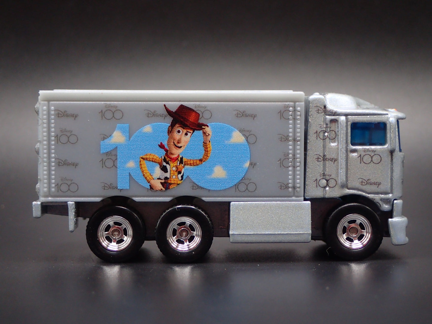 BOX DELIVERY TRUCK HIWAY HAULER WOODY 1:64 SCALE DIORAMA DIECAST MODEL CAR
