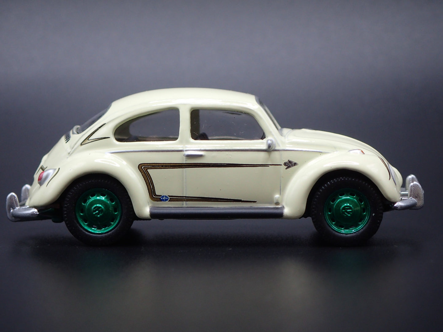 1960-1967 VW VOLKSWAGEN BEETLE BUG CREAM GREEN MACHINE 1:64 DIECAST MODEL CAR