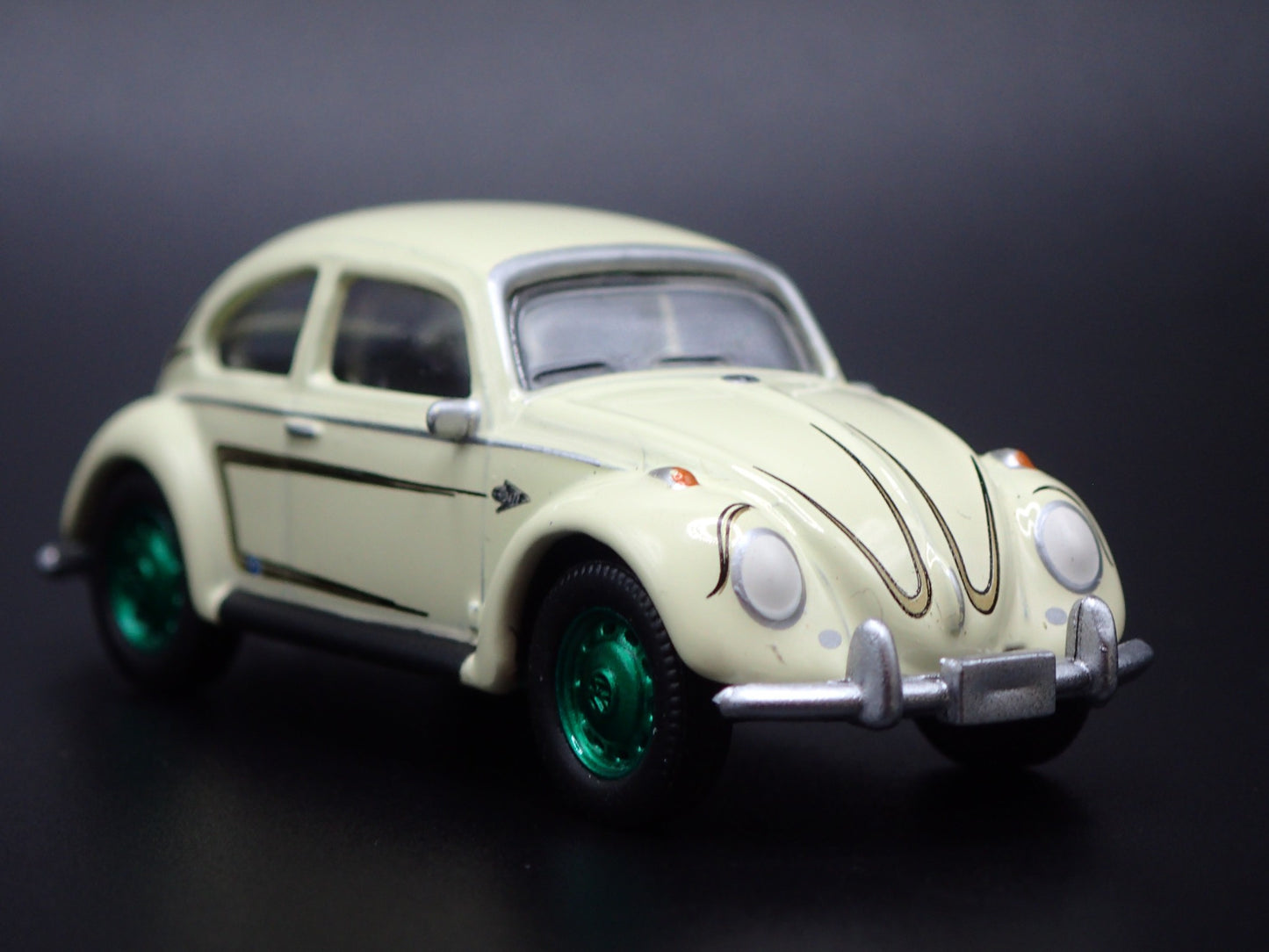 1960-1967 VW VOLKSWAGEN BEETLE BUG CREAM GREEN MACHINE 1:64 DIECAST MODEL CAR
