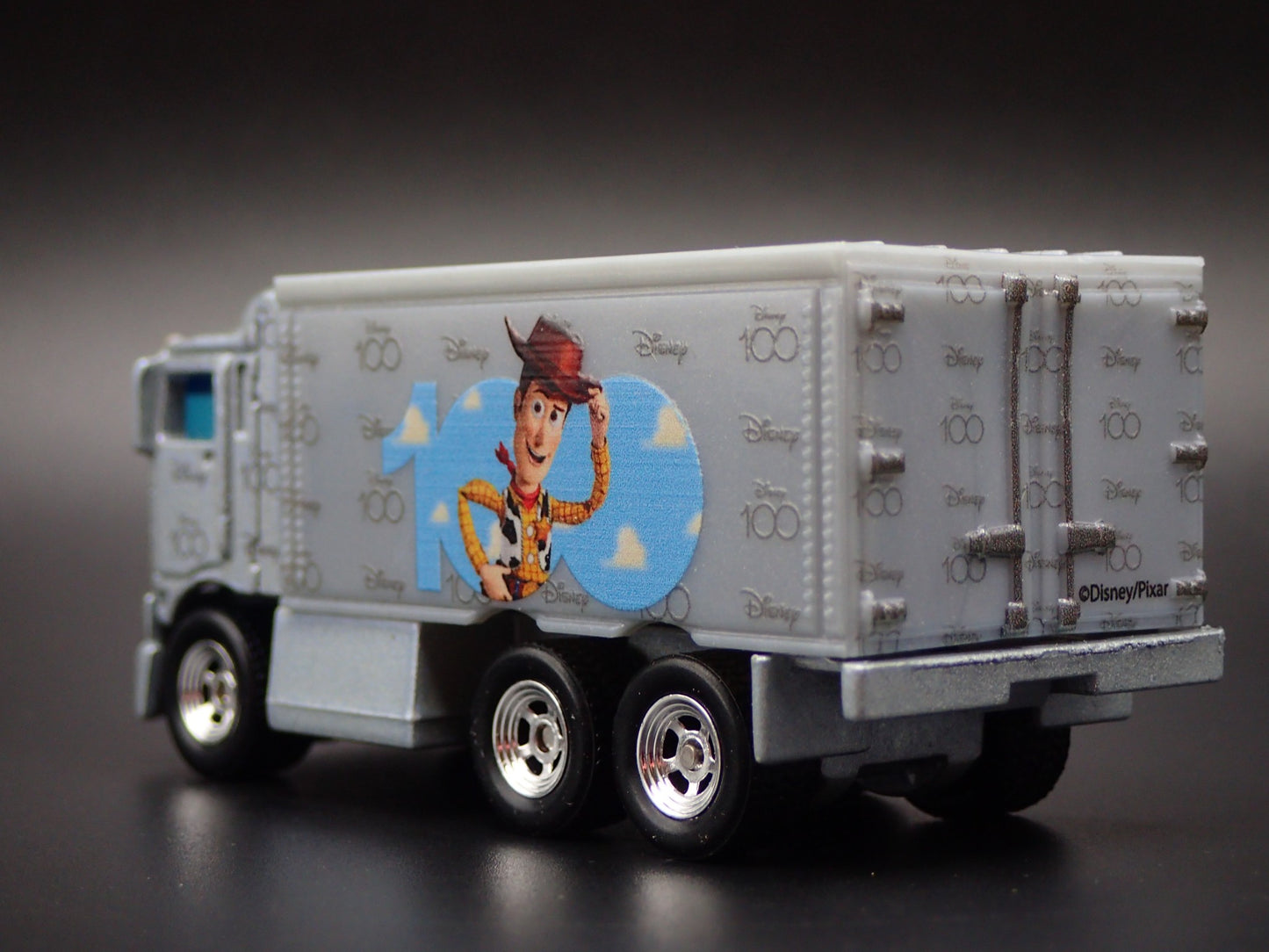 BOX DELIVERY TRUCK HIWAY HAULER WOODY 1:64 SCALE DIORAMA DIECAST MODEL CAR