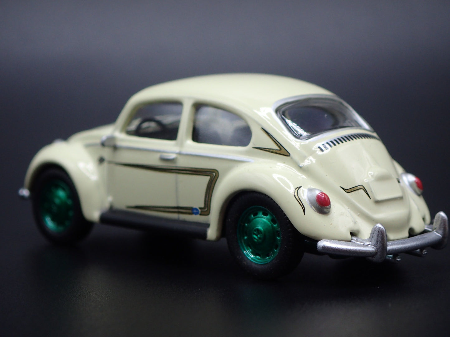 1960-1967 VW VOLKSWAGEN BEETLE BUG CREAM GREEN MACHINE 1:64 DIECAST MODEL CAR