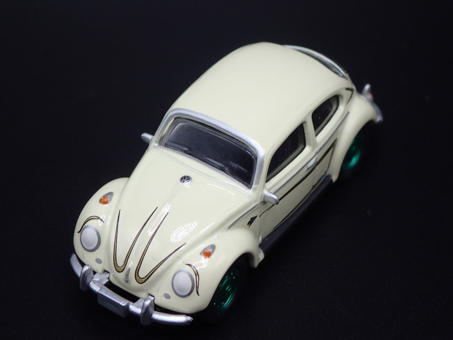 1960-1967 VW VOLKSWAGEN BEETLE BUG CREAM GREEN MACHINE 1:64 DIECAST MODEL CAR