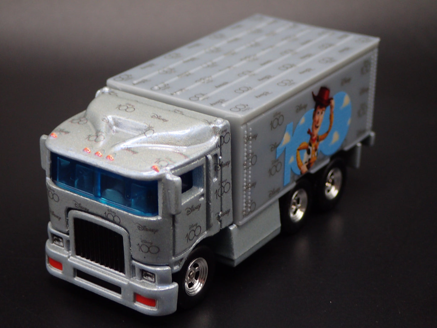 BOX DELIVERY TRUCK HIWAY HAULER WOODY 1:64 SCALE DIORAMA DIECAST MODEL CAR