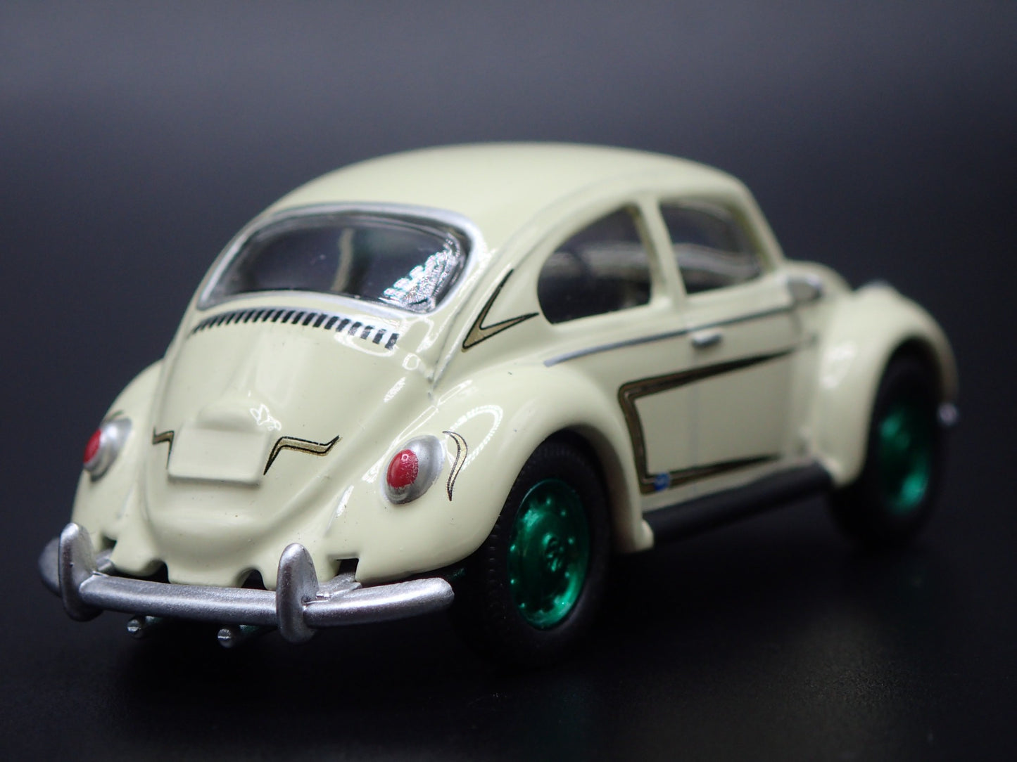 1960-1967 VW VOLKSWAGEN BEETLE BUG CREAM GREEN MACHINE 1:64 DIECAST MODEL CAR
