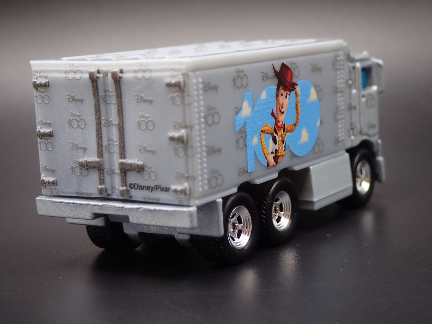 BOX DELIVERY TRUCK HIWAY HAULER WOODY 1:64 SCALE DIORAMA DIECAST MODEL CAR