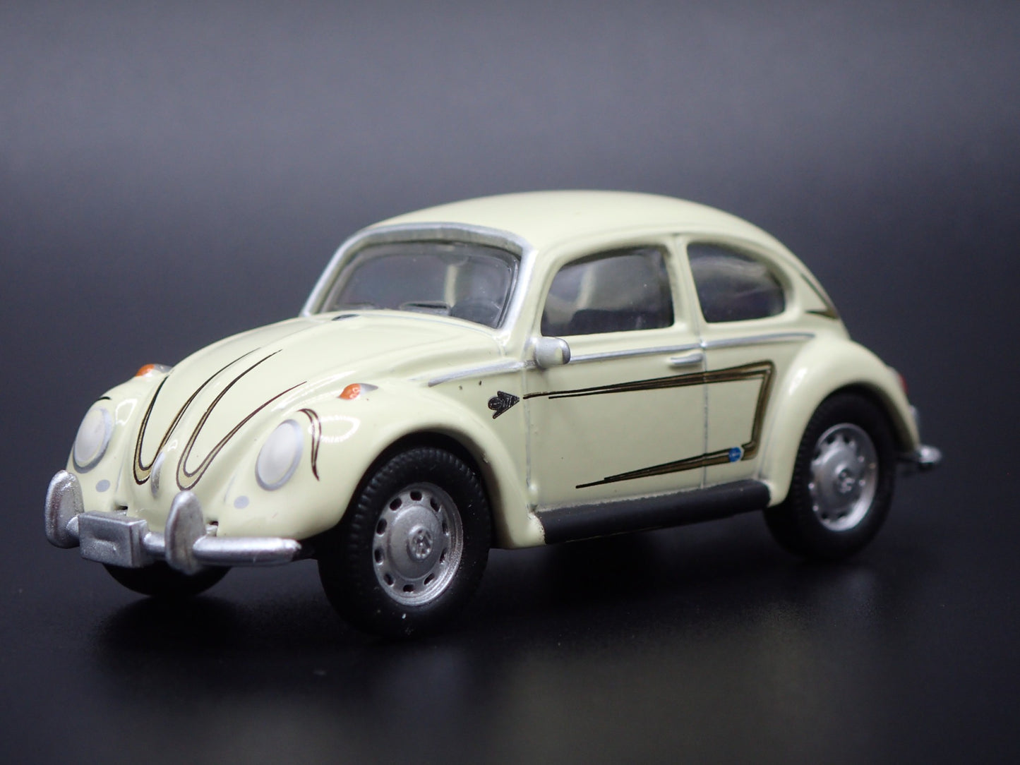 1960-1967 VW VOLKSWAGEN BEETLE BUG CREAM 1:64 SCALE DIORAMA DIECAST MODEL CAR