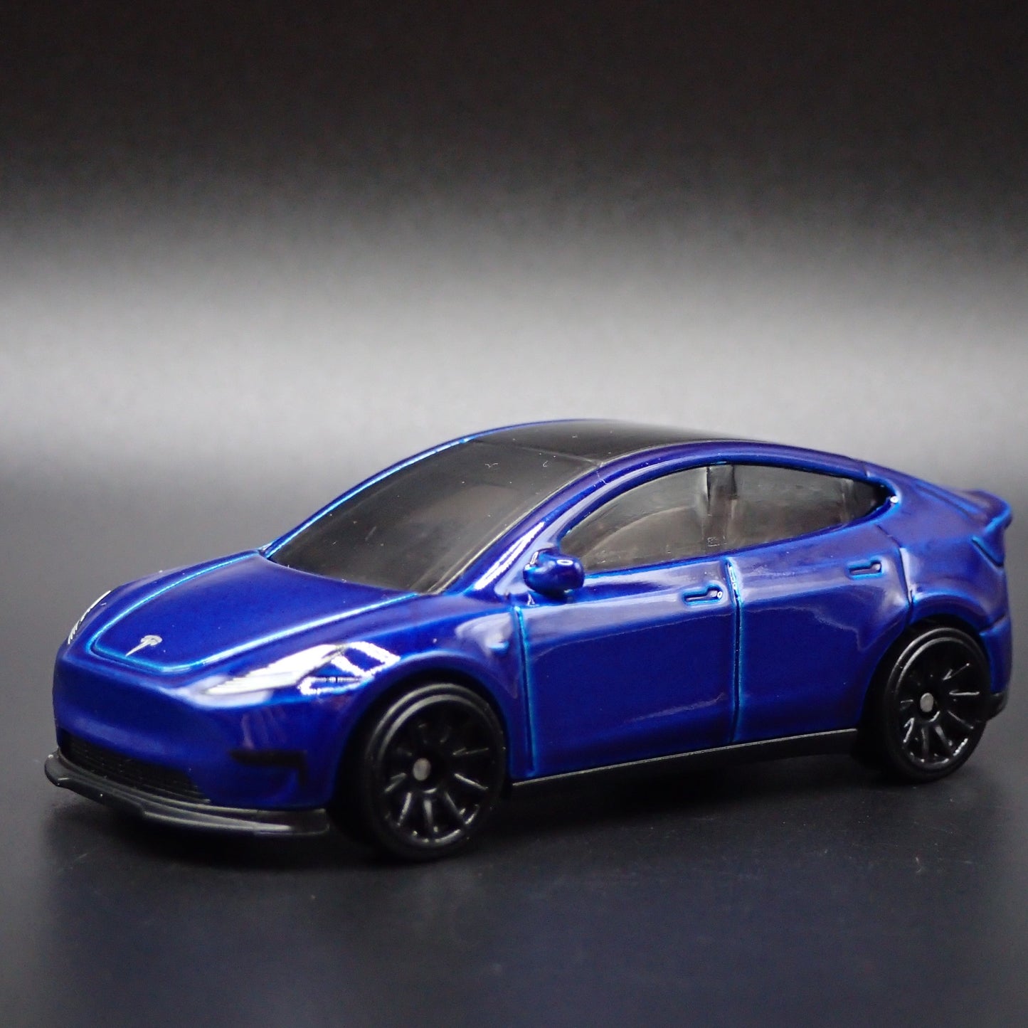 2020-2025 TESLA MODEL Y SUV 1:64 SCALE COLLECTIBLE DIORAMA DIECAST MODEL CAR