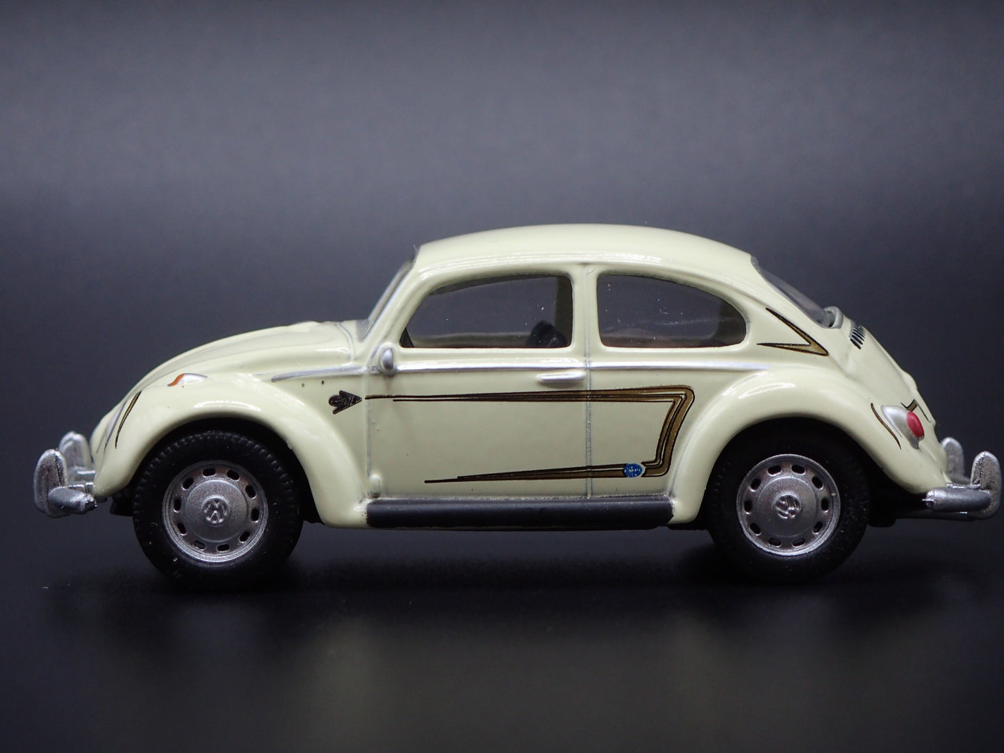 1960-1967 VW VOLKSWAGEN BEETLE BUG CREAM 1:64 SCALE DIORAMA DIECAST MODEL CAR