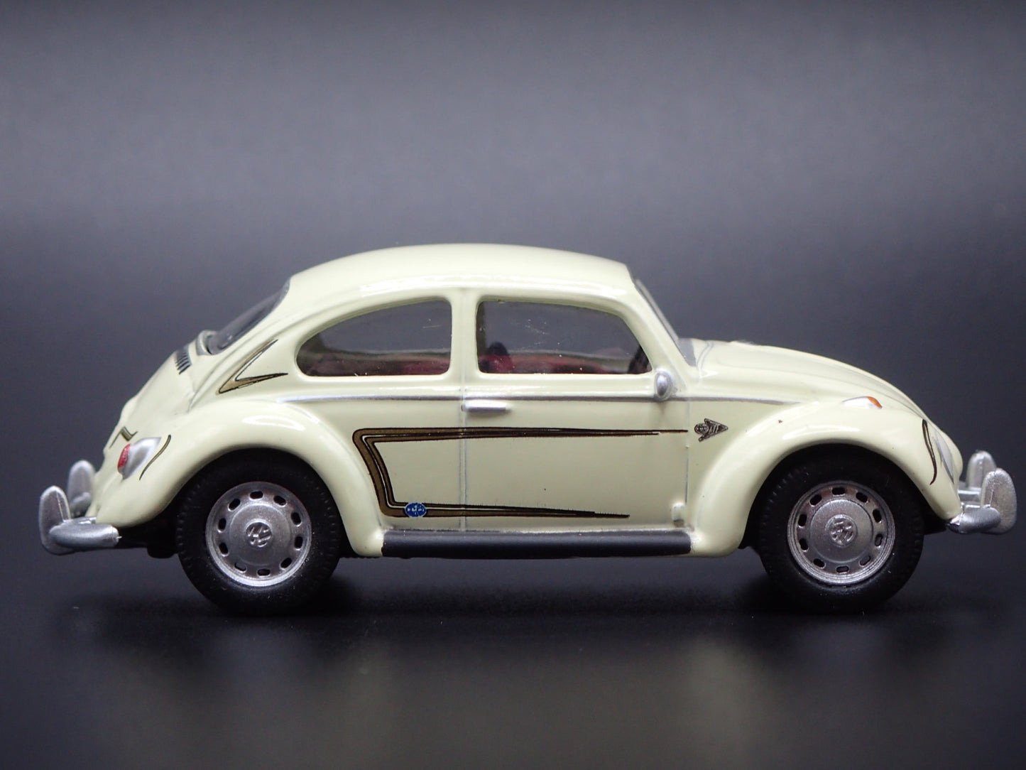 1960-1967 VW VOLKSWAGEN BEETLE BUG CREAM 1:64 SCALE DIORAMA DIECAST MODEL CAR