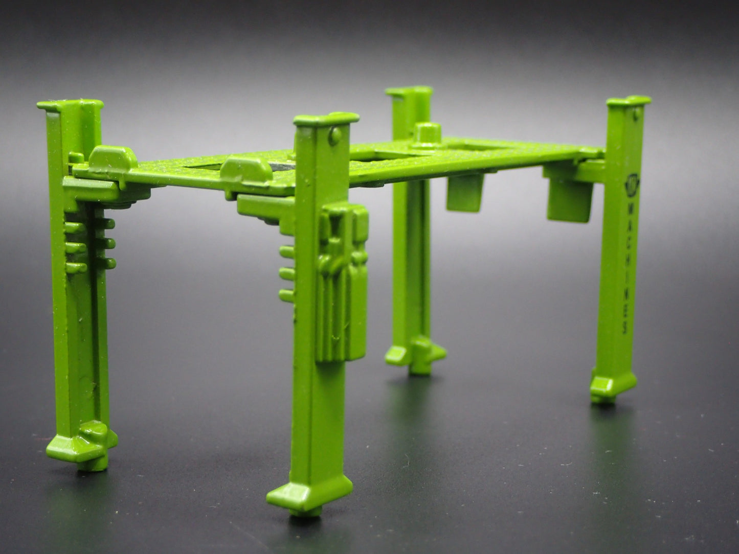 1:64 SCALE AUTO SHOP MECHANIC GARAGE 4 POST CAR LIFT DIORAMA MODEL DIECAST PROP