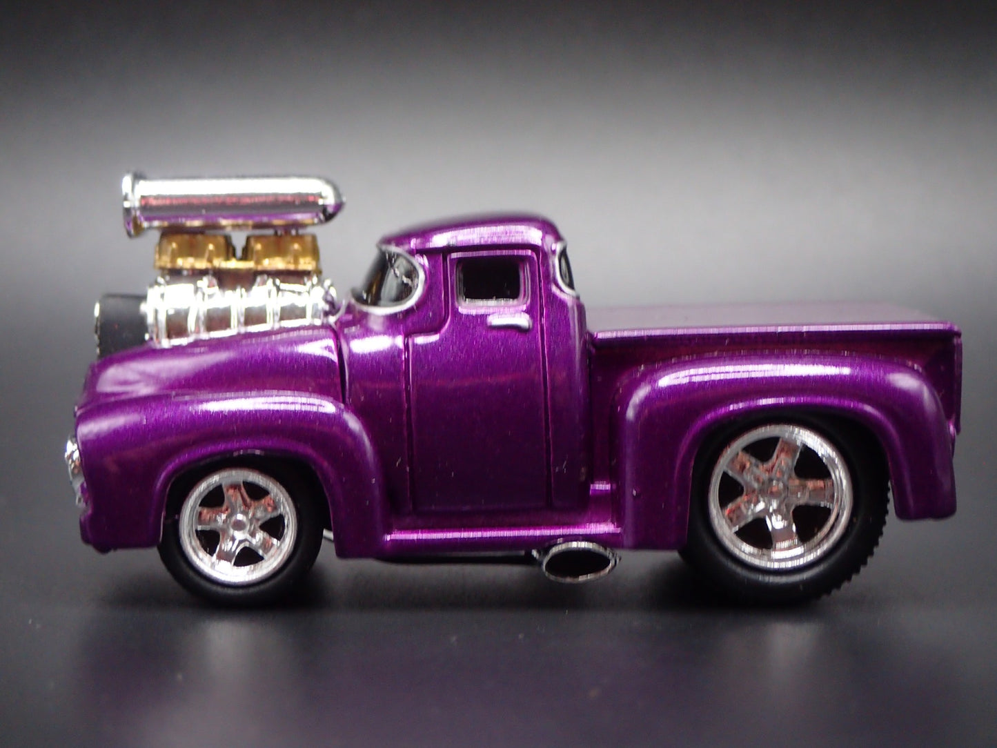 1956 56 FORD F100 PICKUP TRUCK 1:64 SCALE COLLECTIBLE DIORAMA DIECAST MODEL CAR