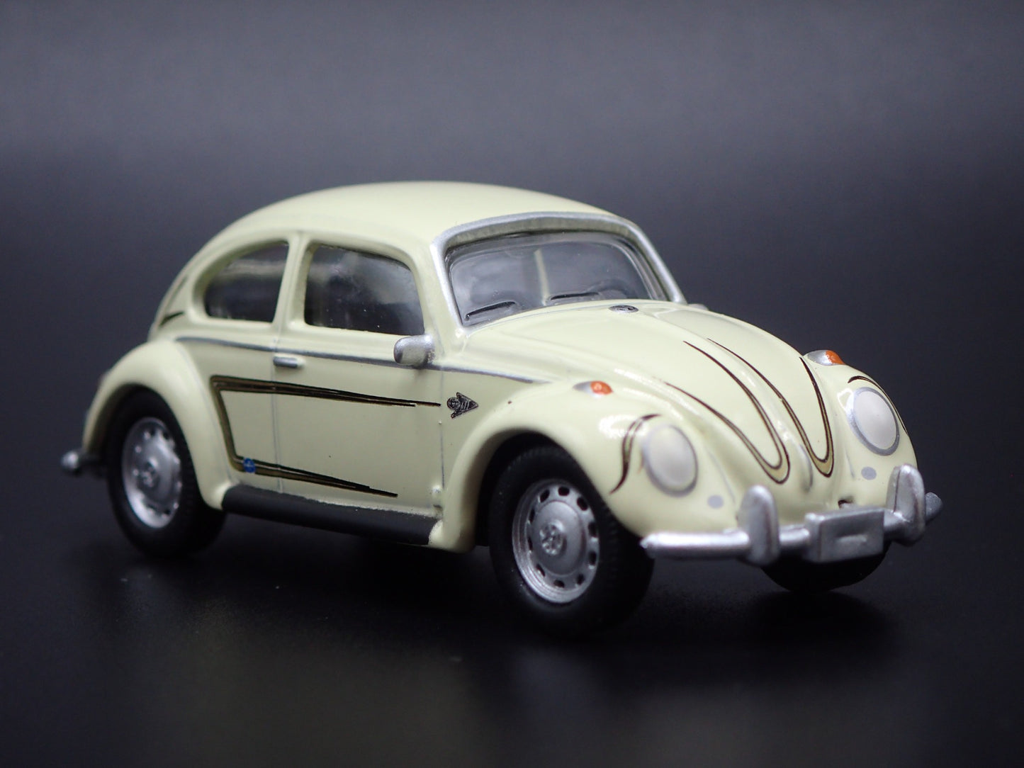 1960-1967 VW VOLKSWAGEN BEETLE BUG CREAM 1:64 SCALE DIORAMA DIECAST MODEL CAR