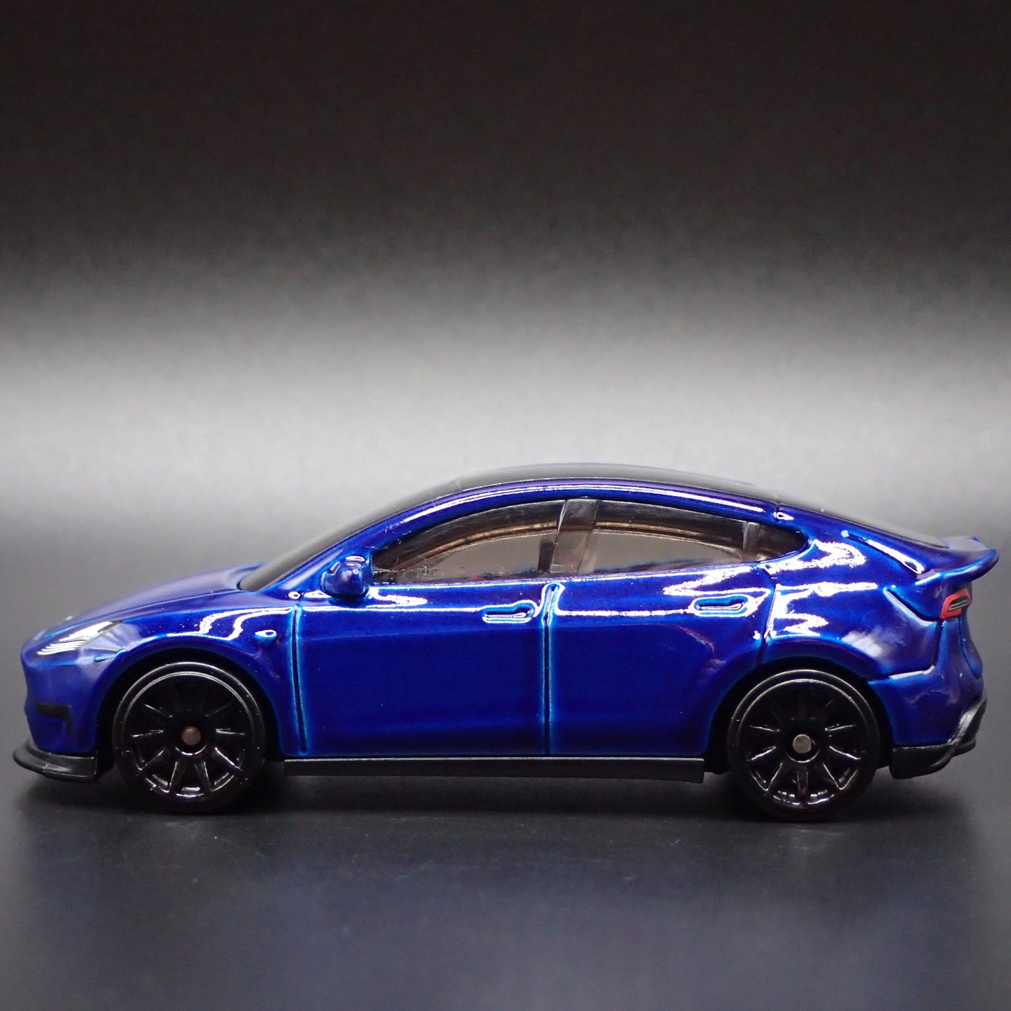 2020-2025 TESLA MODEL Y SUV 1:64 SCALE COLLECTIBLE DIORAMA DIECAST MODEL CAR