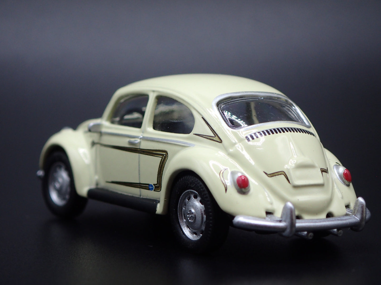 1960-1967 VW VOLKSWAGEN BEETLE BUG CREAM 1:64 SCALE DIORAMA DIECAST MODEL CAR