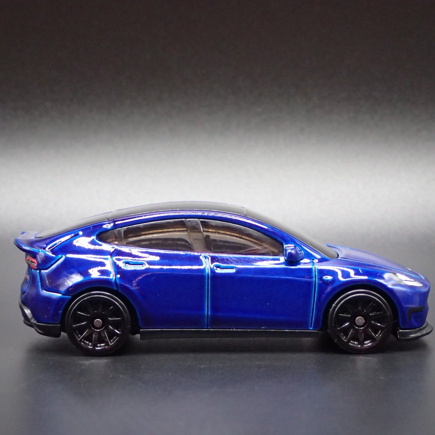 2020-2025 TESLA MODEL Y SUV 1:64 SCALE COLLECTIBLE DIORAMA DIECAST MODEL CAR