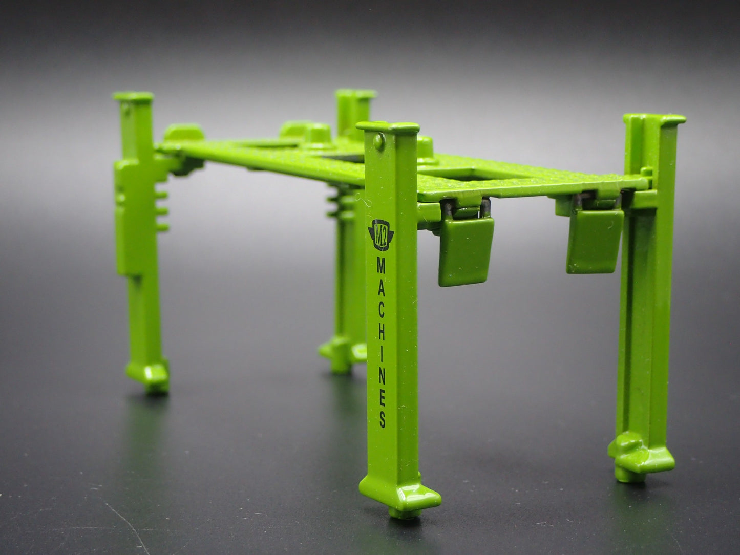 1:64 SCALE AUTO SHOP MECHANIC GARAGE 4 POST CAR LIFT DIORAMA MODEL DIECAST PROP