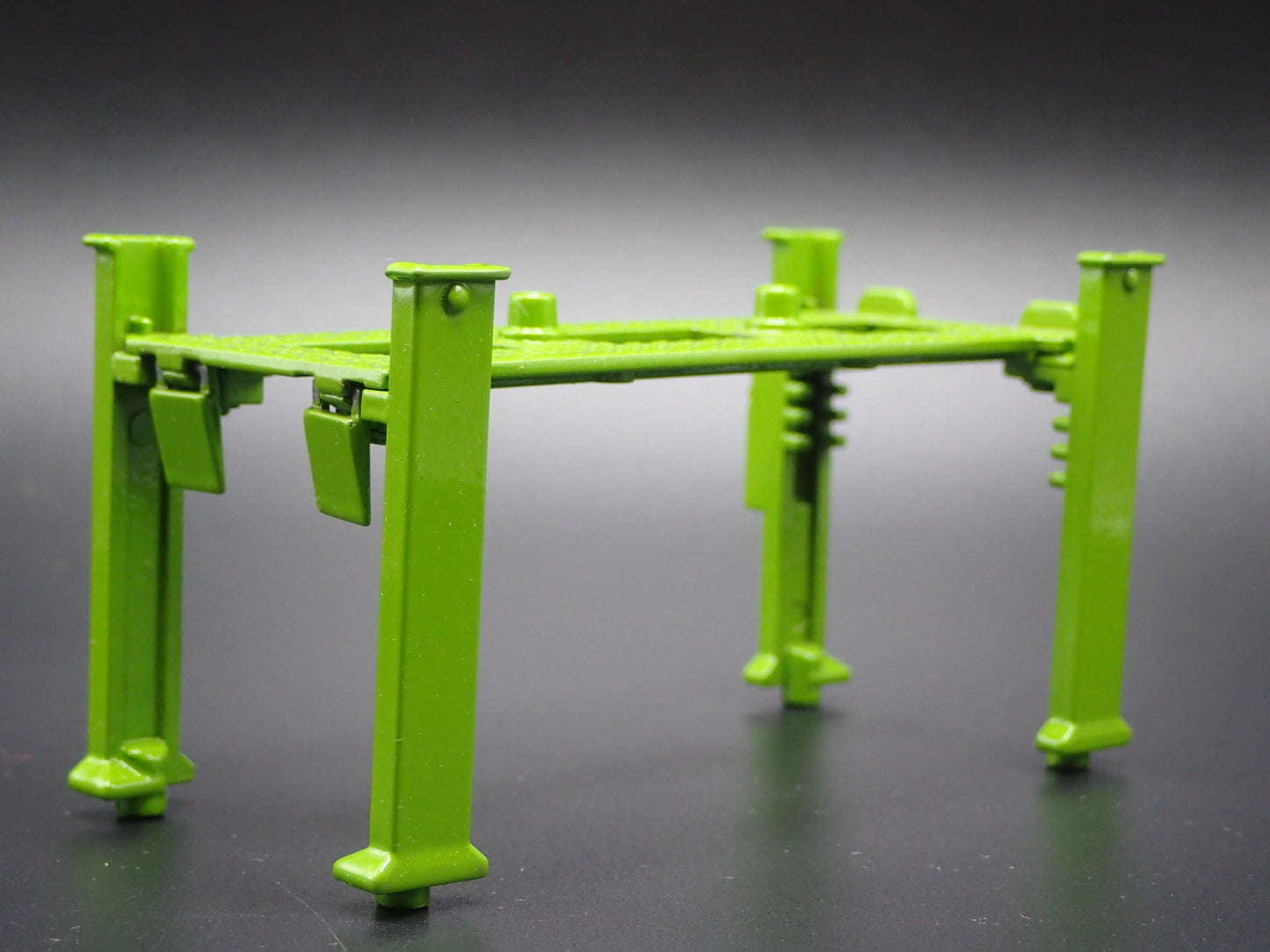 1:64 SCALE AUTO SHOP MECHANIC GARAGE 4 POST CAR LIFT DIORAMA MODEL DIECAST PROP