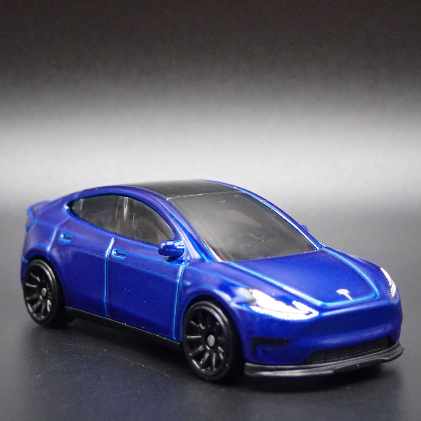 2020-2025 TESLA MODEL Y SUV 1:64 SCALE COLLECTIBLE DIORAMA DIECAST MODEL CAR
