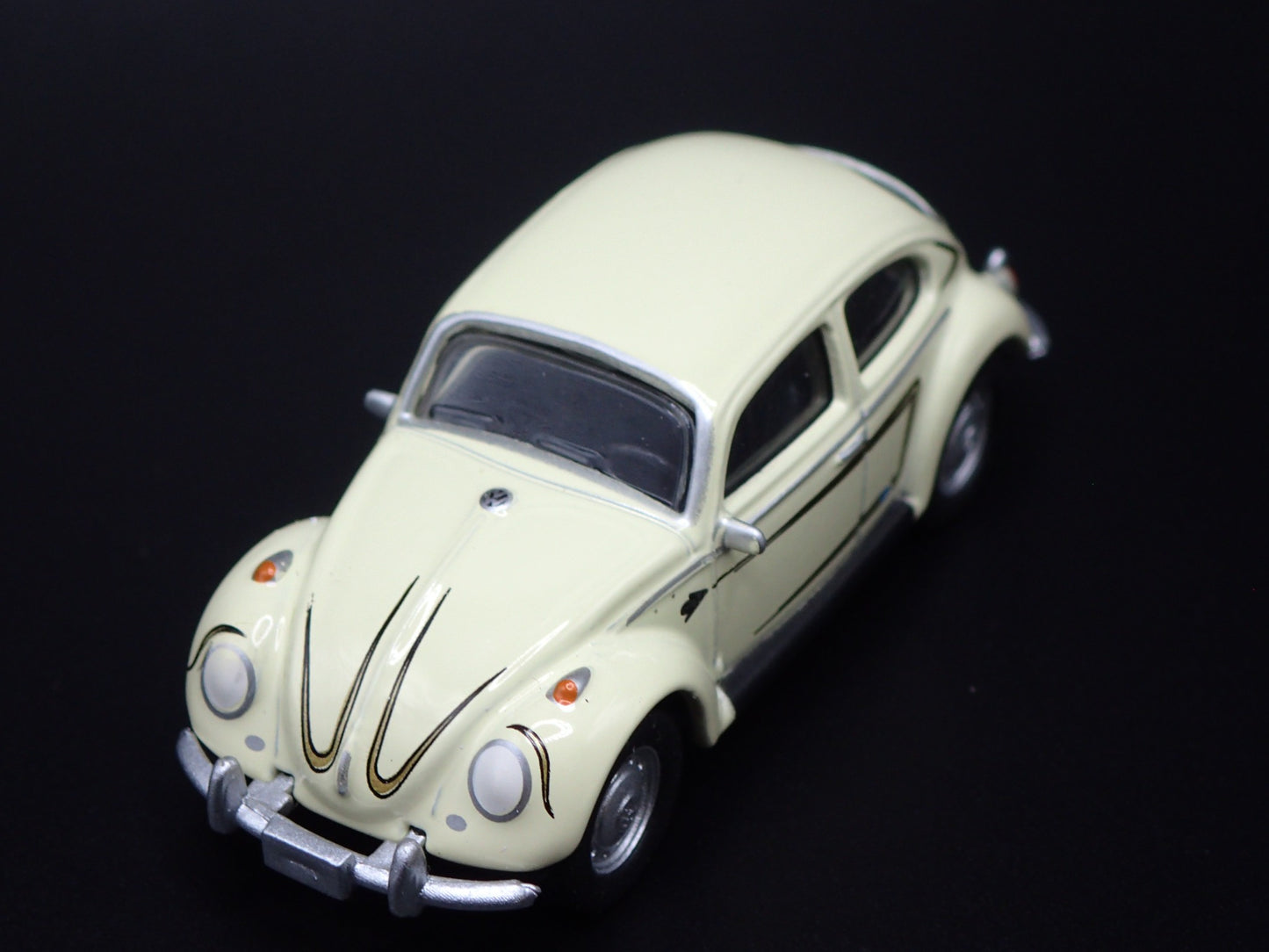 1960-1967 VW VOLKSWAGEN BEETLE BUG CREAM 1:64 SCALE DIORAMA DIECAST MODEL CAR