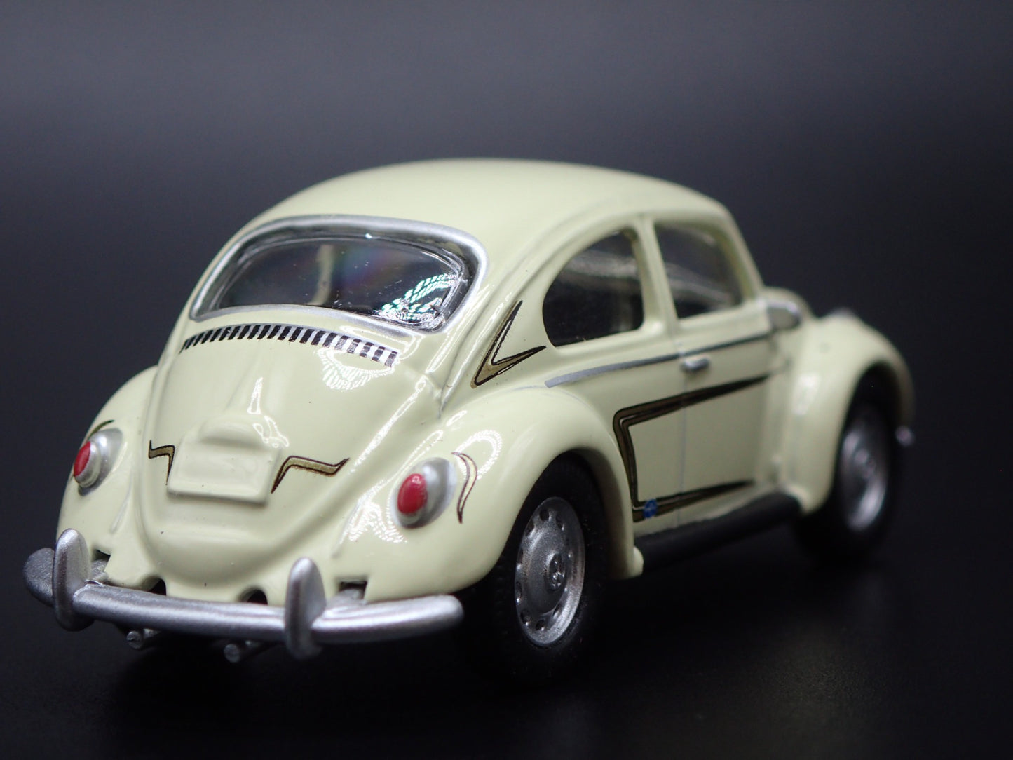 1960-1967 VW VOLKSWAGEN BEETLE BUG CREAM 1:64 SCALE DIORAMA DIECAST MODEL CAR