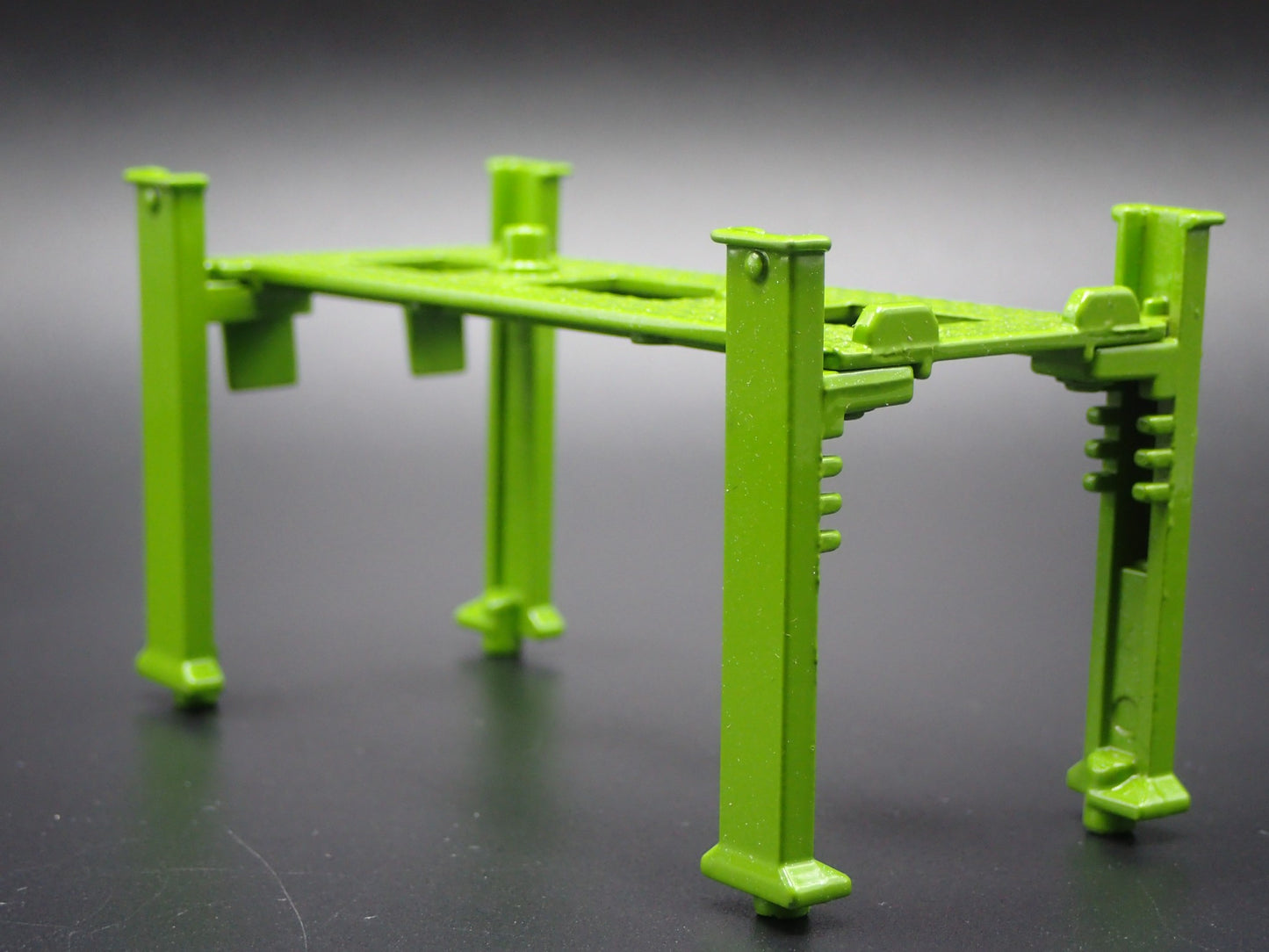 1:64 SCALE AUTO SHOP MECHANIC GARAGE 4 POST CAR LIFT DIORAMA MODEL DIECAST PROP