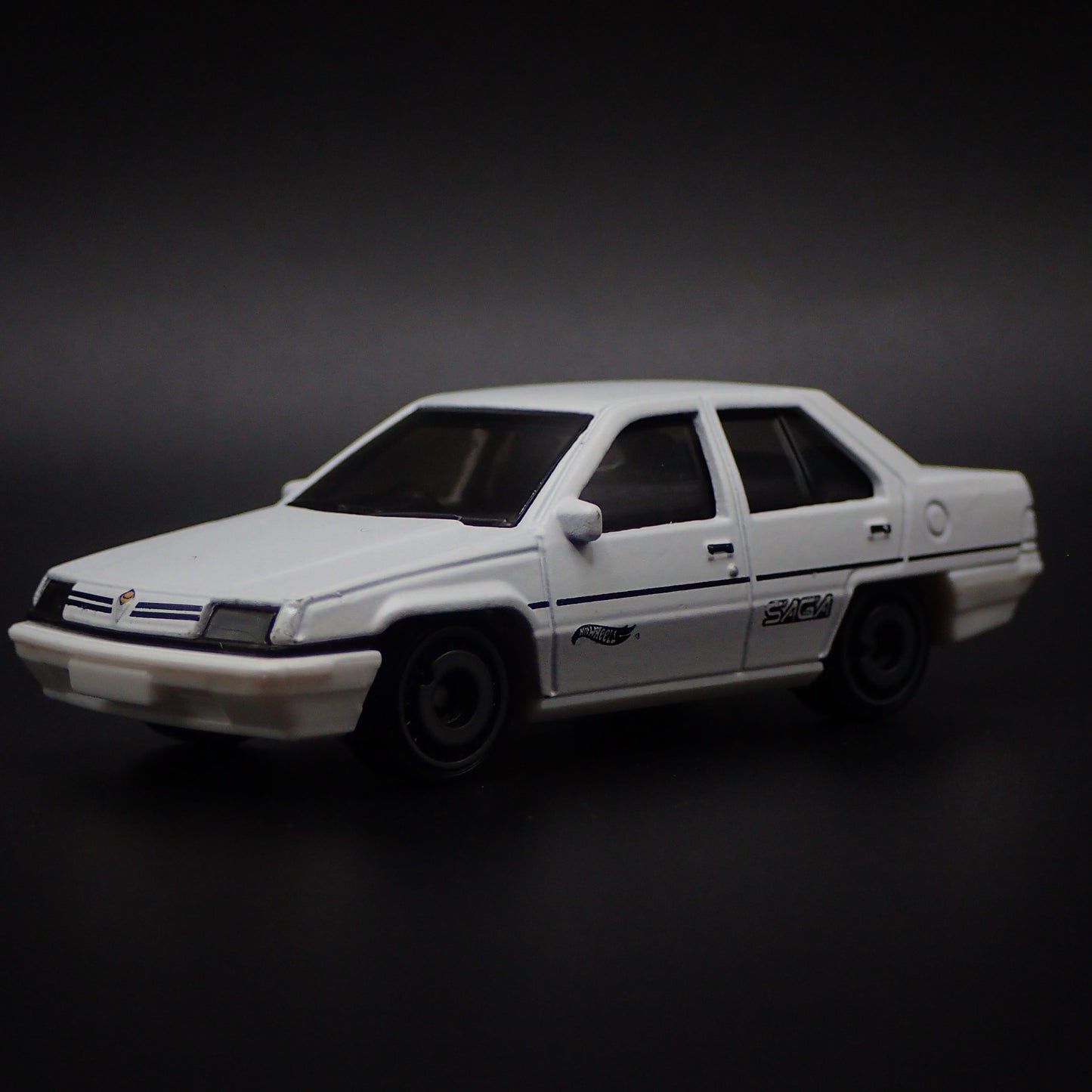 1985-1992 PROTON SAGA 4 FOUR DOOR WHITE 1:64 SCALE DIORAMA DIECAST MODEL CAR