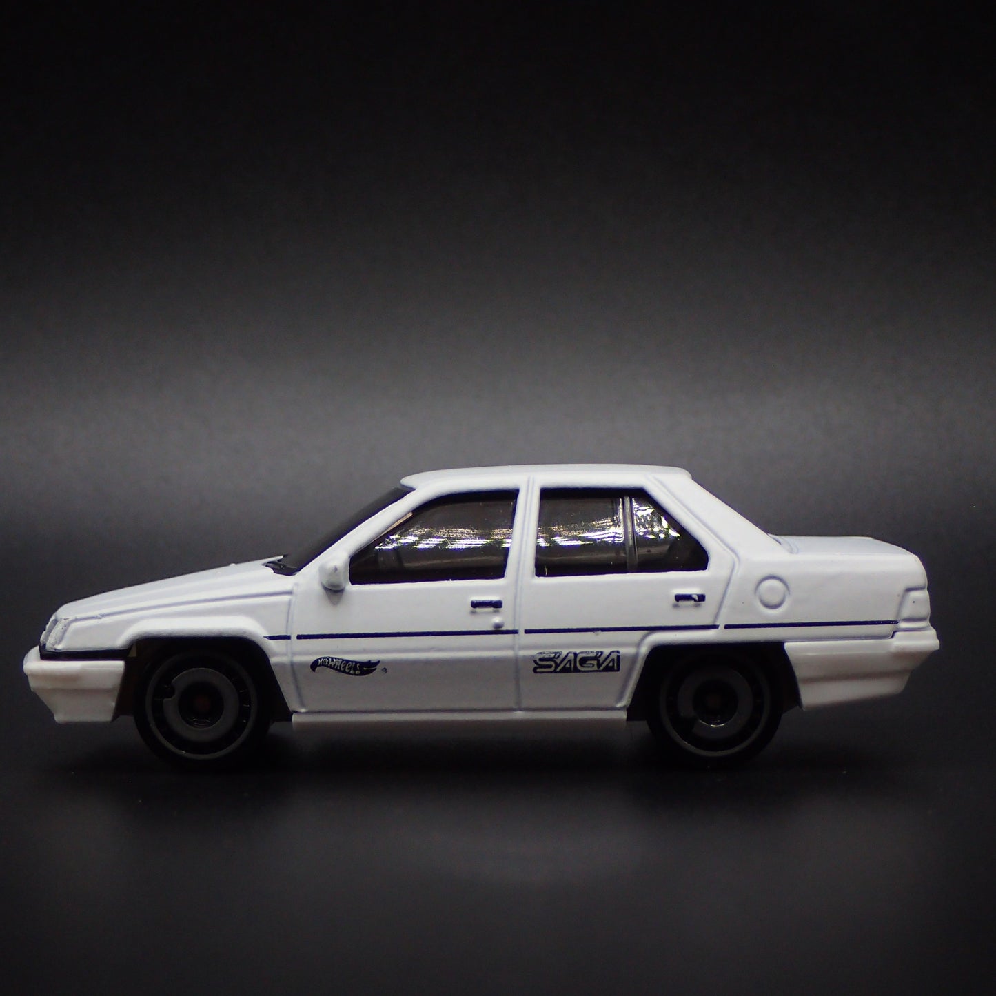 1985-1992 PROTON SAGA 4 FOUR DOOR WHITE 1:64 SCALE DIORAMA DIECAST MODEL CAR