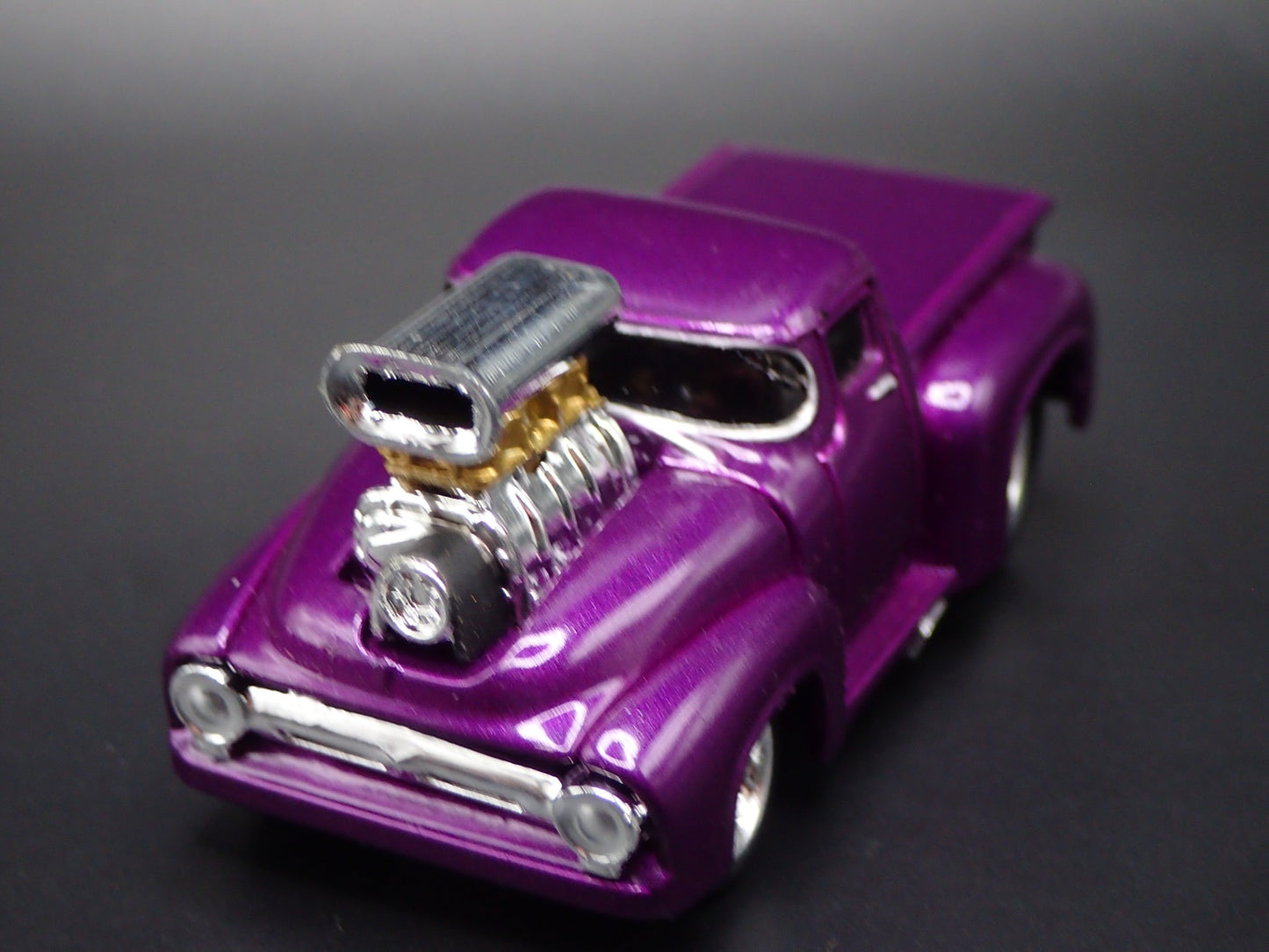 1956 56 FORD F100 PICKUP TRUCK 1:64 SCALE COLLECTIBLE DIORAMA DIECAST MODEL CAR