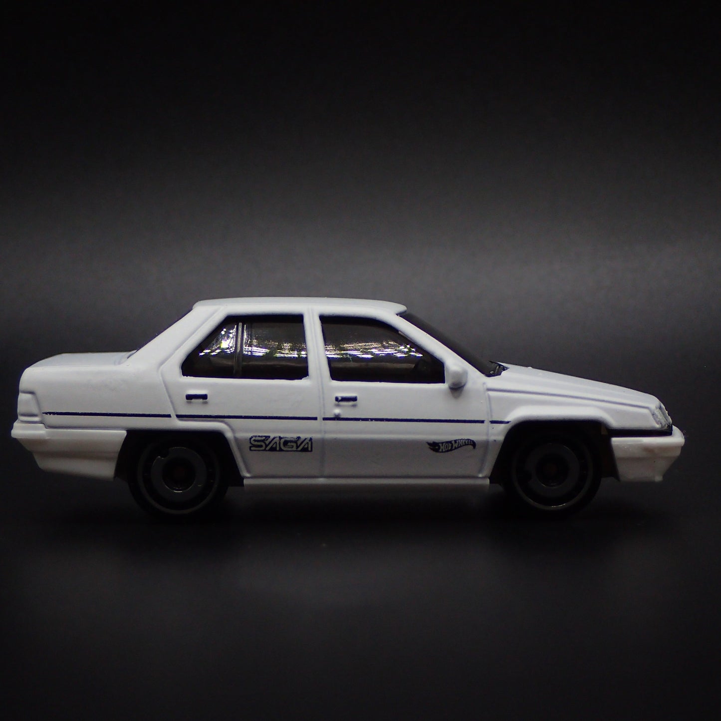 1985-1992 PROTON SAGA 4 FOUR DOOR WHITE 1:64 SCALE DIORAMA DIECAST MODEL CAR