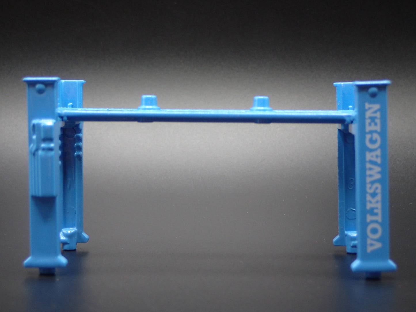 VOLKSWAGEN VW 1:64 SCALE AUTO SHOP MECHANIC GARAGE 4 POST CAR LIFT MODEL DIECAST