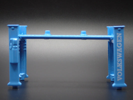 VOLKSWAGEN VW 1:64 SCALE AUTO SHOP MECHANIC GARAGE 4 POST CAR LIFT MODEL DIECAST